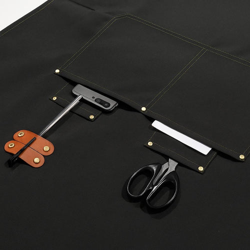 tablier de cuisine femme avec poches pratiques contenant ciseaux, téléphone et stylo