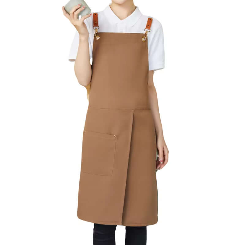 tablier femme marron clair imperméable en toile cuisine avec poches et jupe fendue, idéal pour restaurants et cafés