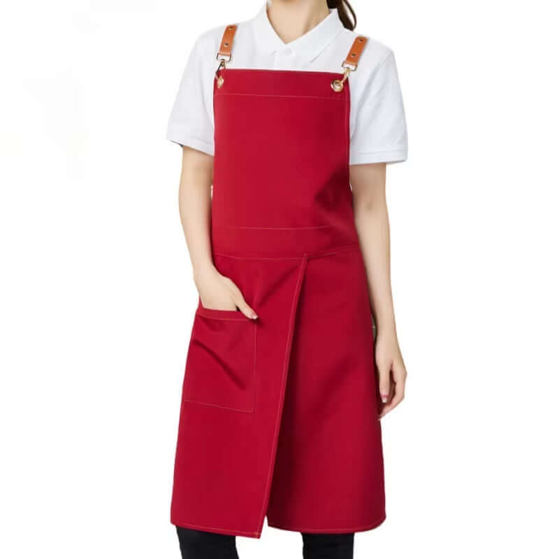 tablier femme rouge imperméable en toile cuisine avec poches et jupe fendue, idéal pour restaurants et cafés