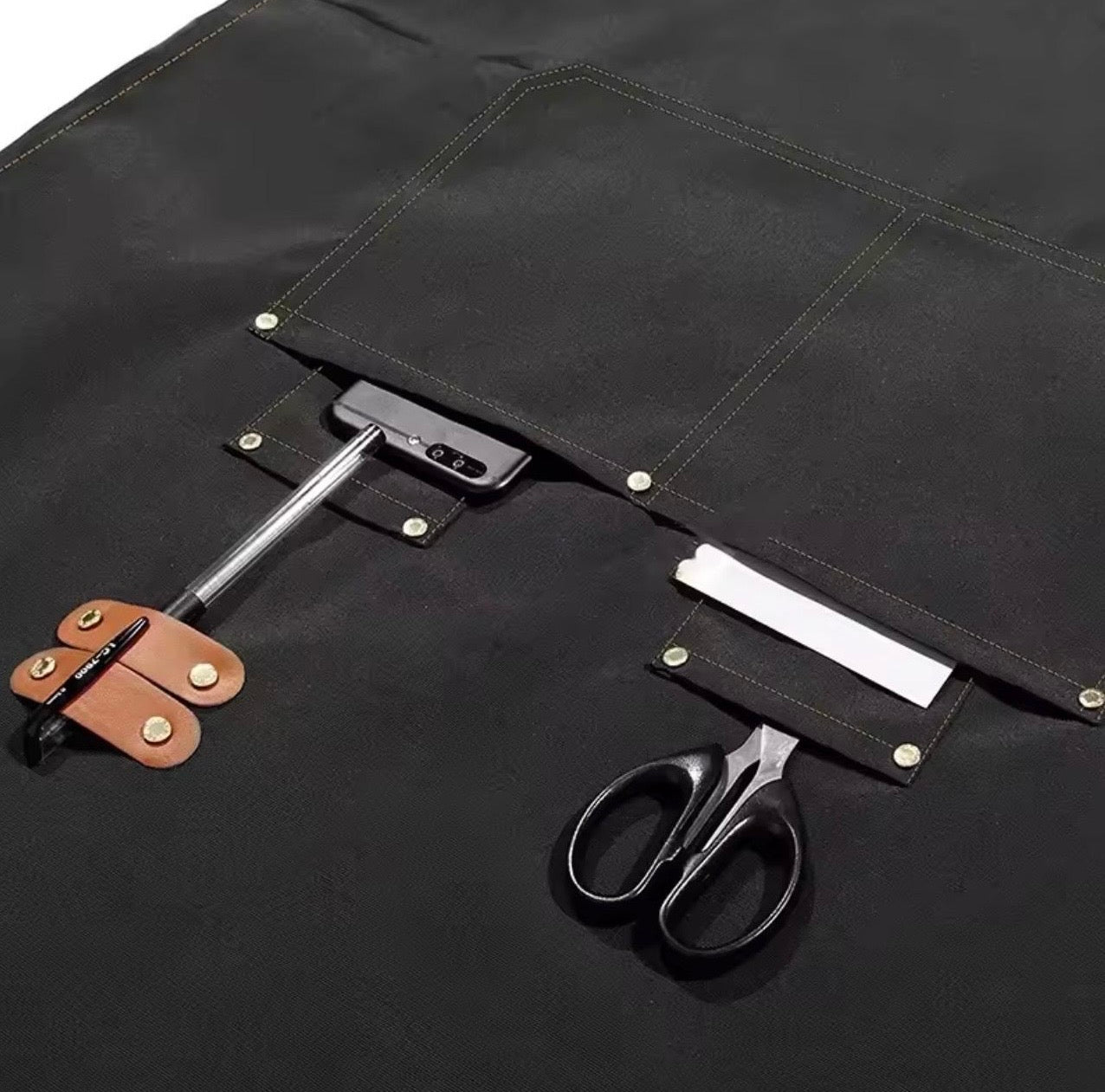 tablier de chef résistant et fonctionnel, doté de poches pratiques, parfait pour les professionnels de la cuisine, de la restauration et de l'artisanat. livraison gratuite en France.