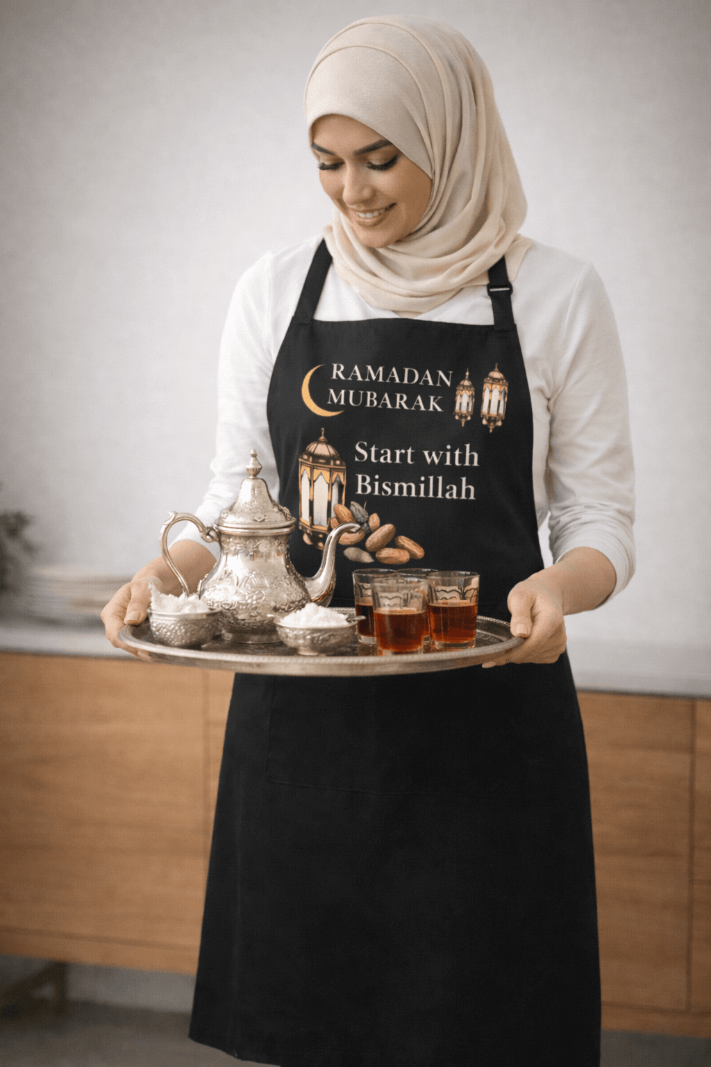 Femme portant un tablier Ramadan Mubarak, servant du thé et des douceurs pendant le Ramadan.